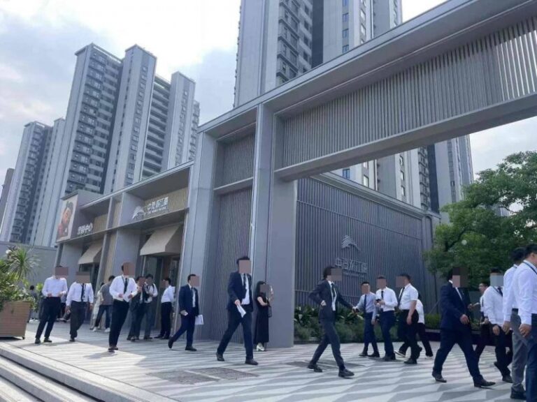 迪士尼首席财务官	
：预计2024财年第四季度的主题公园薪资将基本持平